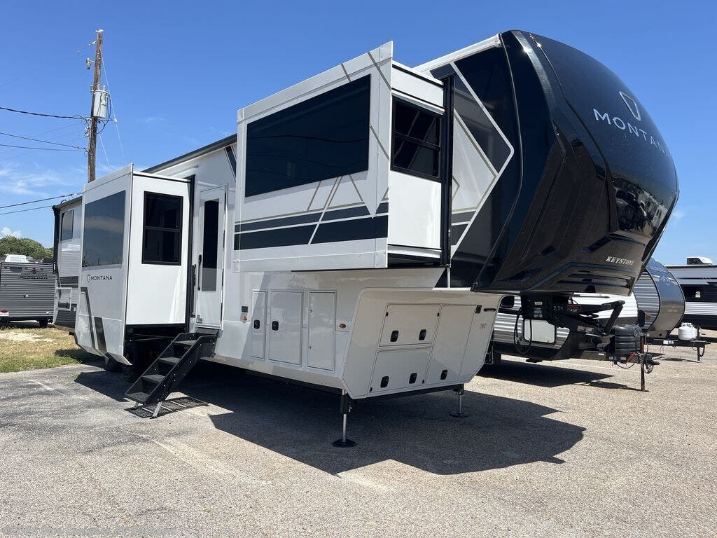 2027 Montana 3800FL by Keystone from Blue Compass RV Rockport in Rockport, Texas