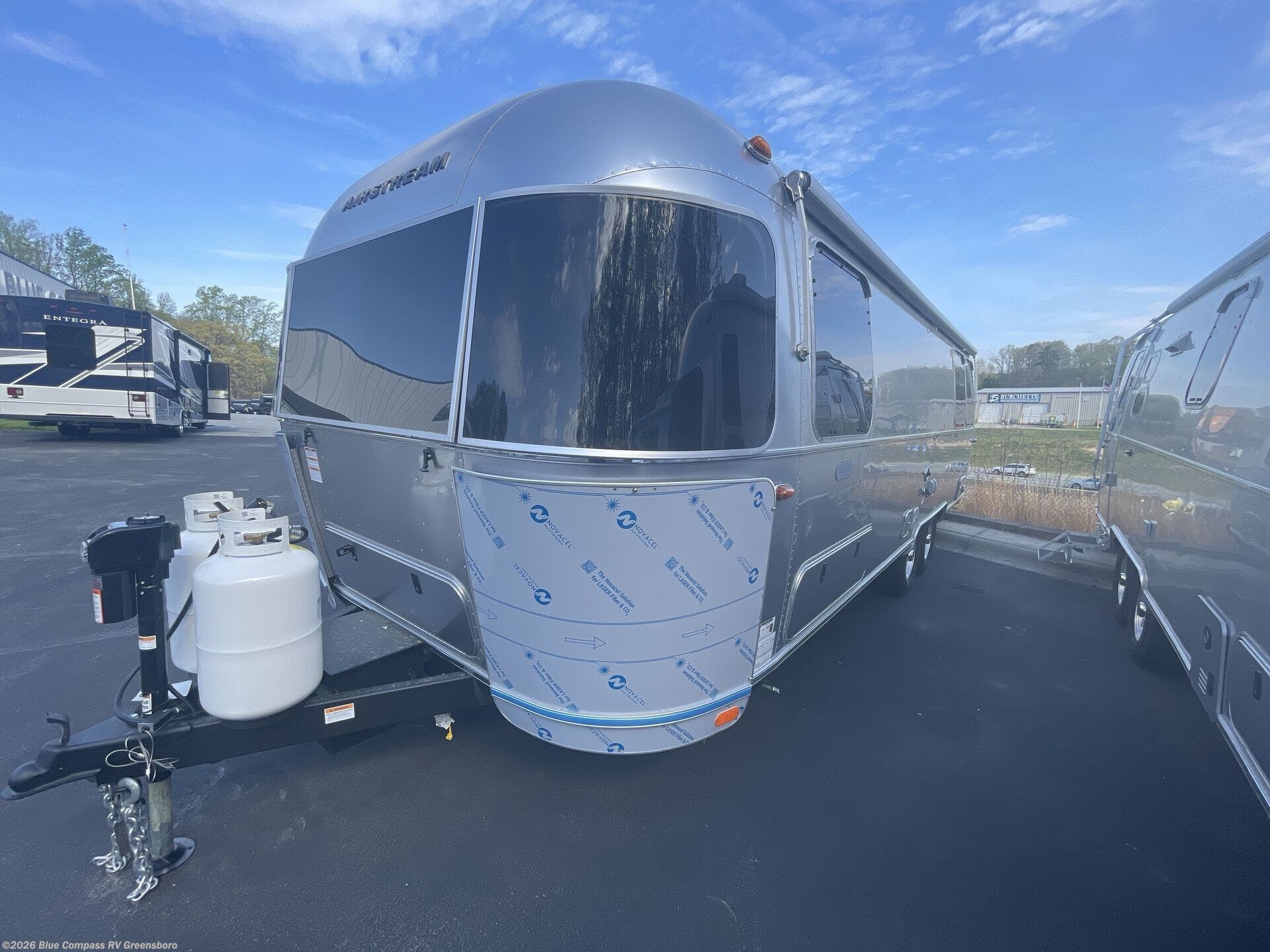 2026 Globetrotter 27FB Twin by Airstream from Blue Compass RV Greensboro in Colfax, North Carolina