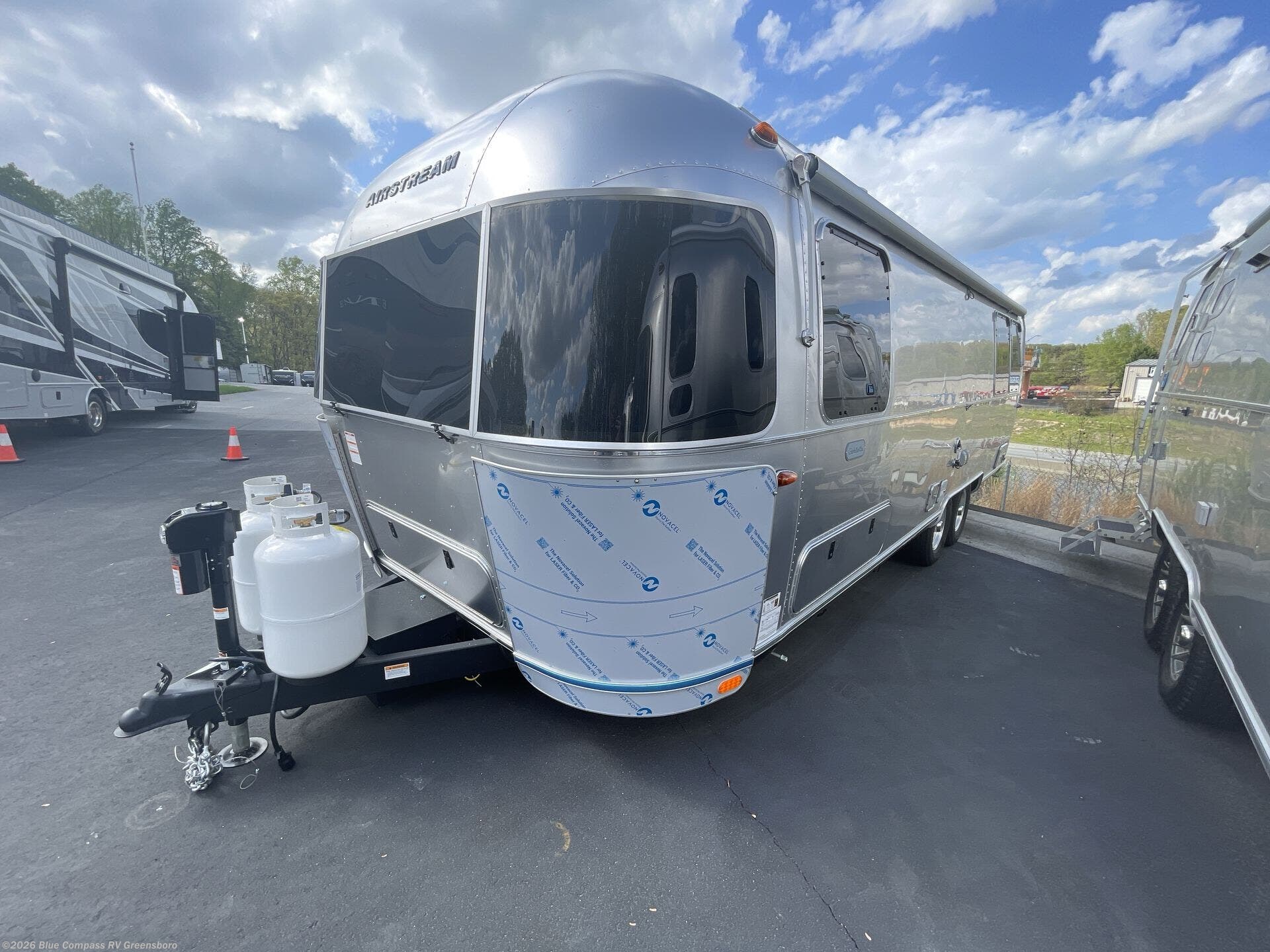 New 2026 Airstream Globetrotter 27FB Twin available in Colfax, North Carolina
