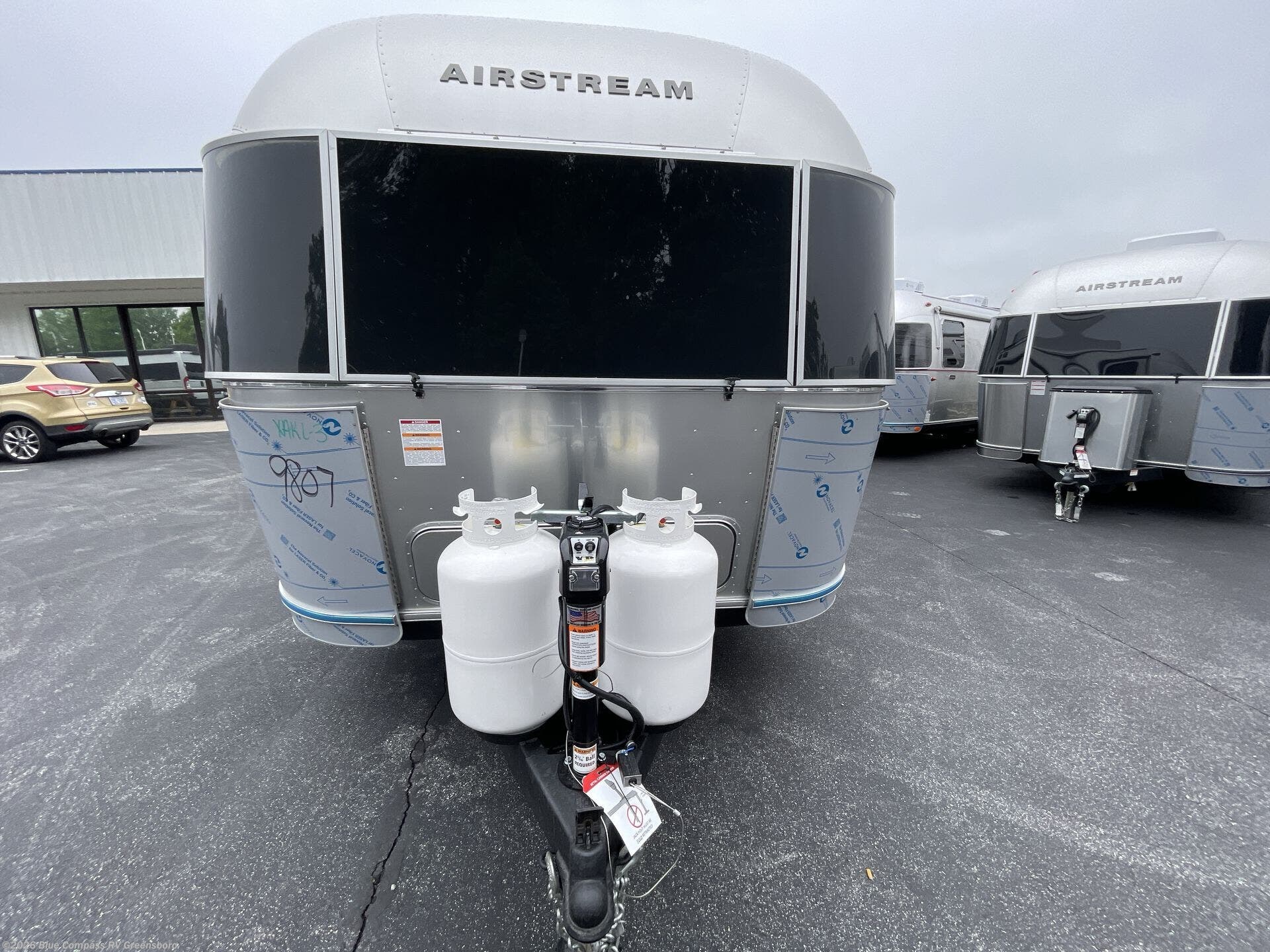 New 2026 Airstream Globetrotter 27FB Twin available in Colfax, North Carolina