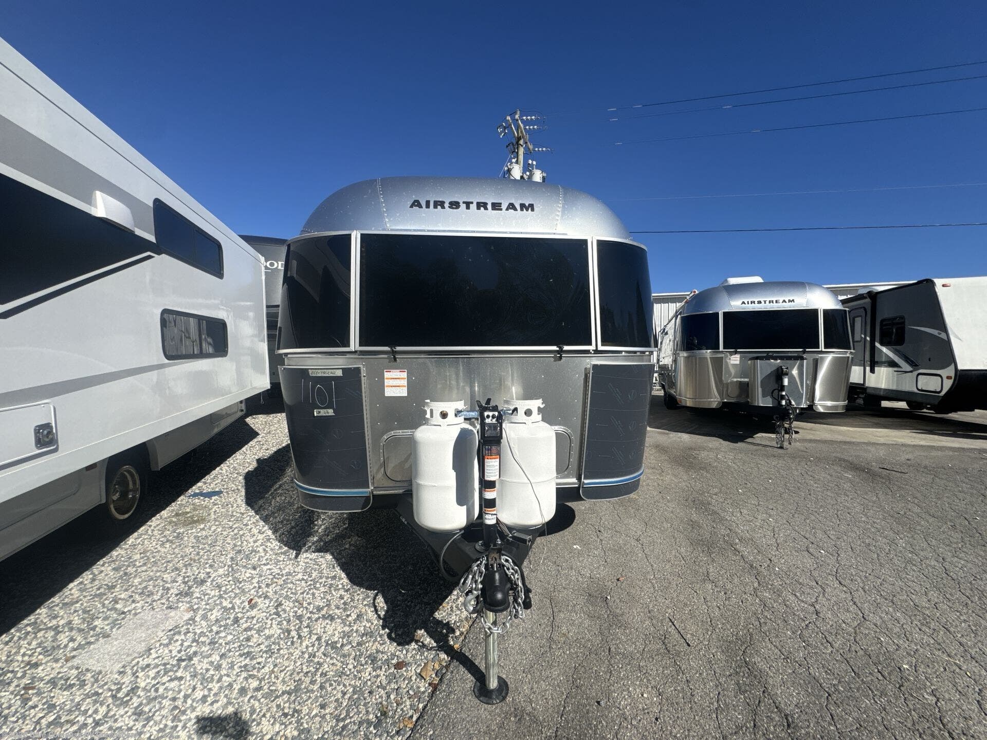 2027 Globetrotter 27FBQ by Airstream from Blue Compass RV Greensboro in Colfax, North Carolina
