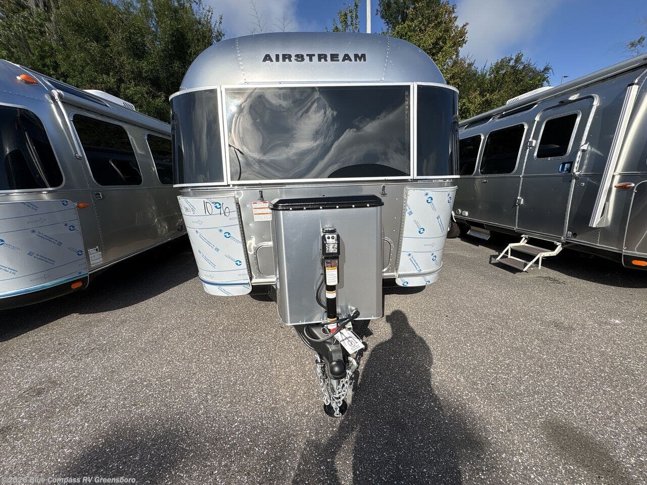 2027 Globetrotter 27FB Twin by Airstream from Blue Compass RV Greensboro in Colfax, North Carolina