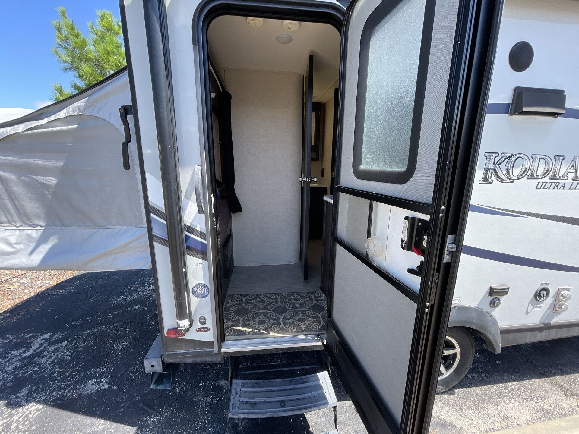 2017 Dutchmen Kodiak Ultra Lite 172E - Used Travel Trailer For Sale by Blue Compass RV Jacksonville in Jacksonville, Florida