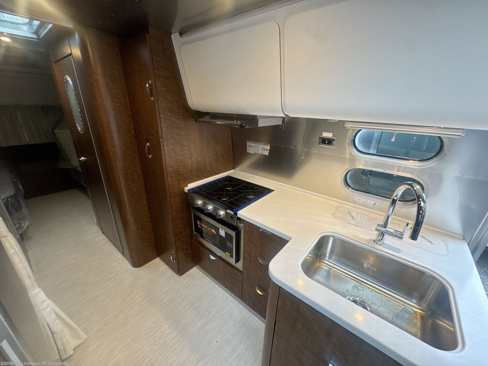 2027 Globetrotter 27FB Twin by Airstream from Blue Compass RV Jacksonville in Jacksonville, Florida