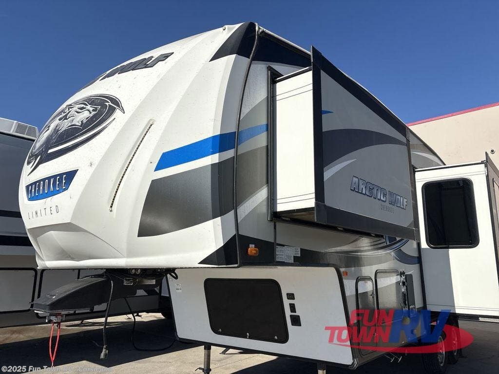 Used 2019 Forest River Cherokee Arctic Wolf 265DBH8 available in Corsicana, Texas