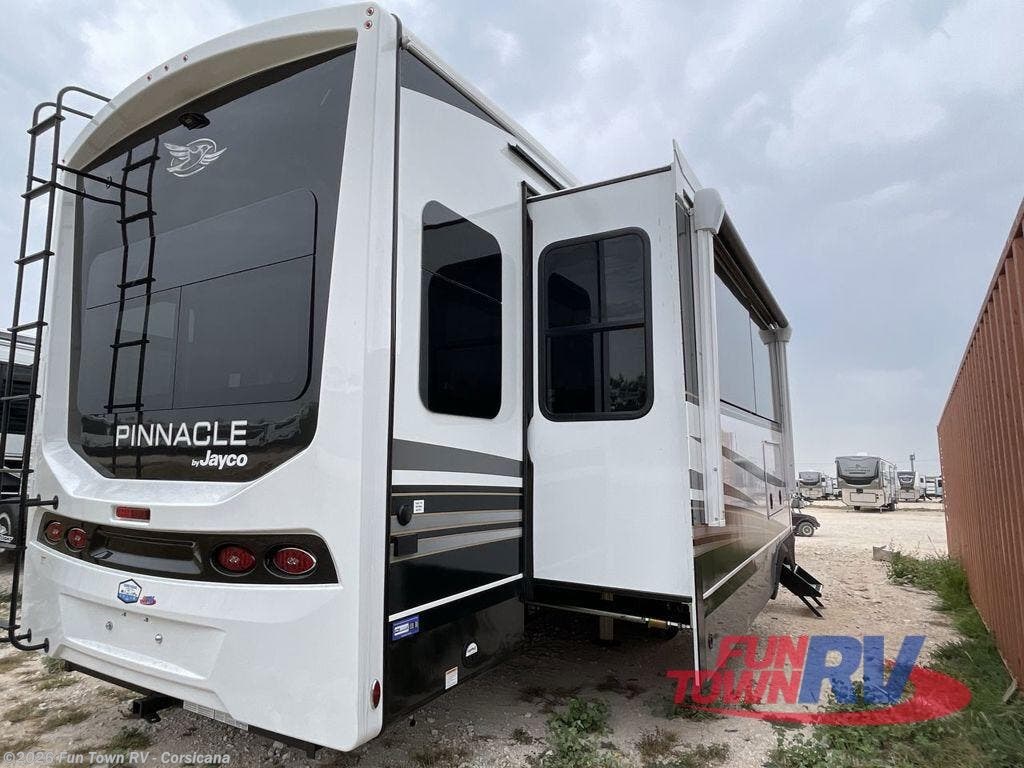 2026 Pinnacle 38SSWS by Jayco from Fun Town RV - Corsicana in Corsicana, Texas