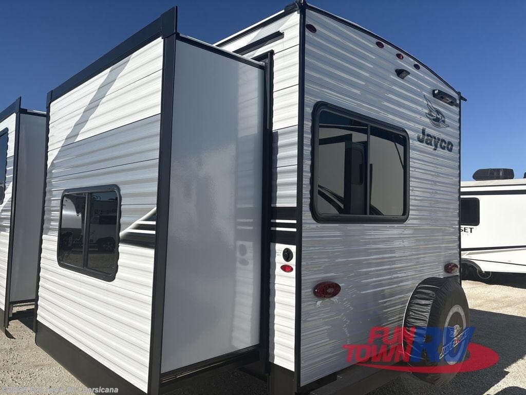 New 2026 Jayco Jay Flight SLX 325BHT available in Corsicana, Texas