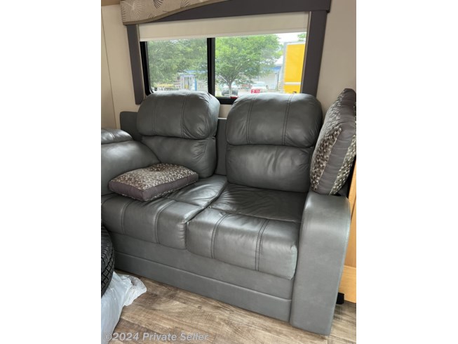 2016 Renegade RV Vienna 25HAB - Used Class C For Sale by For Sale By Owner in Canandaigua, New York features Microwave, Water Heater, Air Conditioning, Slideout, Smoke Detector
