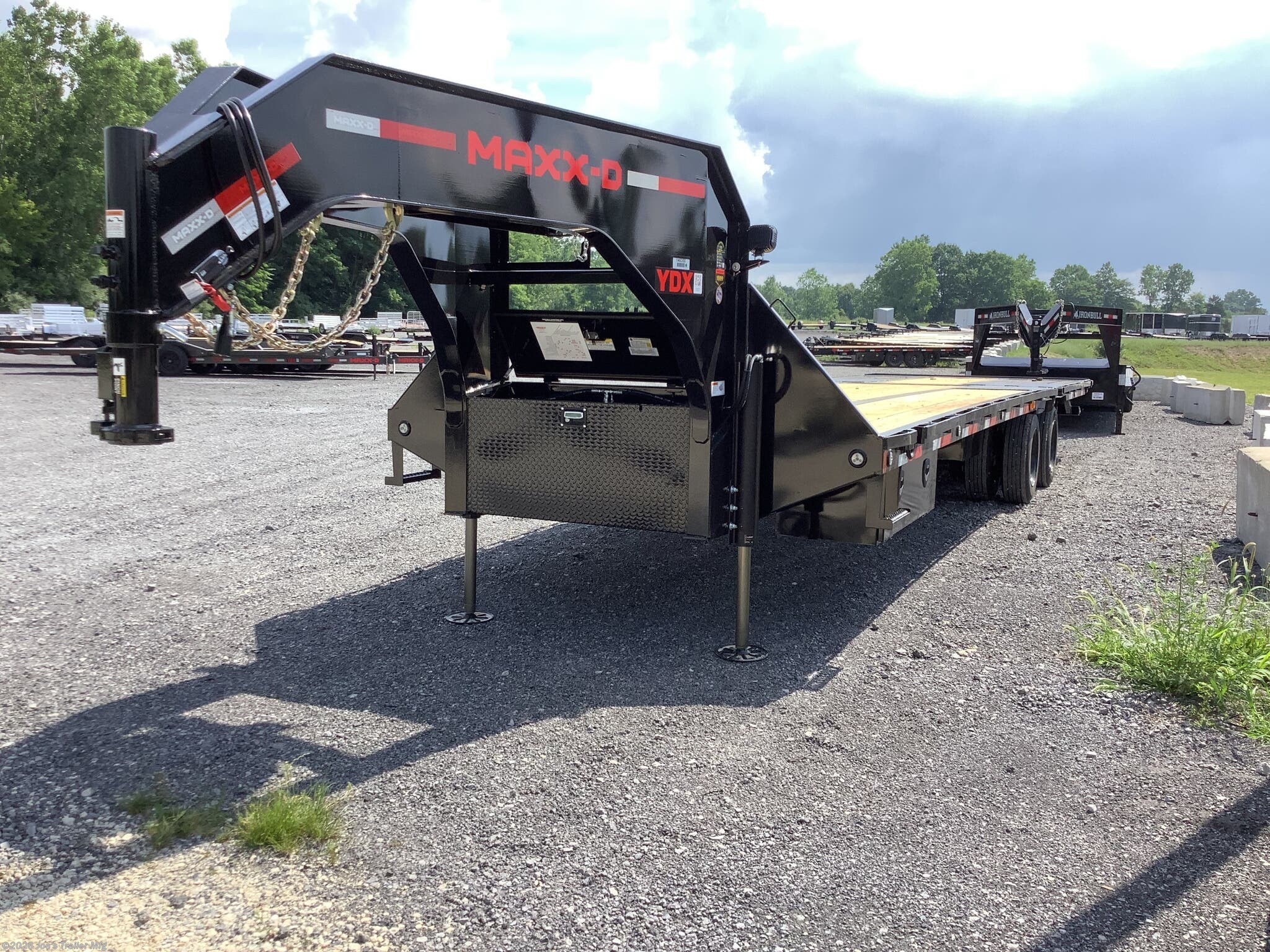 2027 MAXX-D 102x32 25990 GVWR GN W/2 Hydraulic Jacks