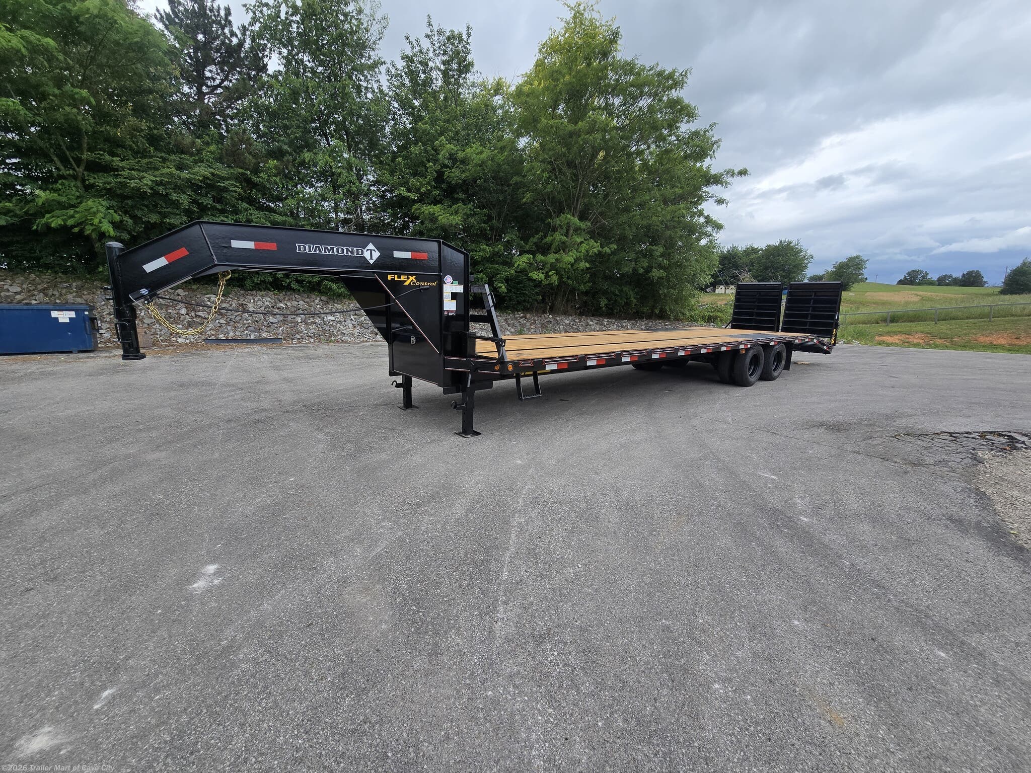 2026 Diamond T 102" x 32' Dual Tandem Flatdeck 240
