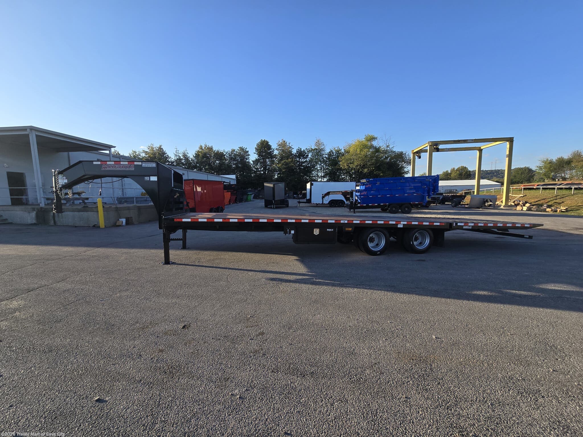 2025 Midsota 32' GN Hydraulic Dovetail Deckover Trailer