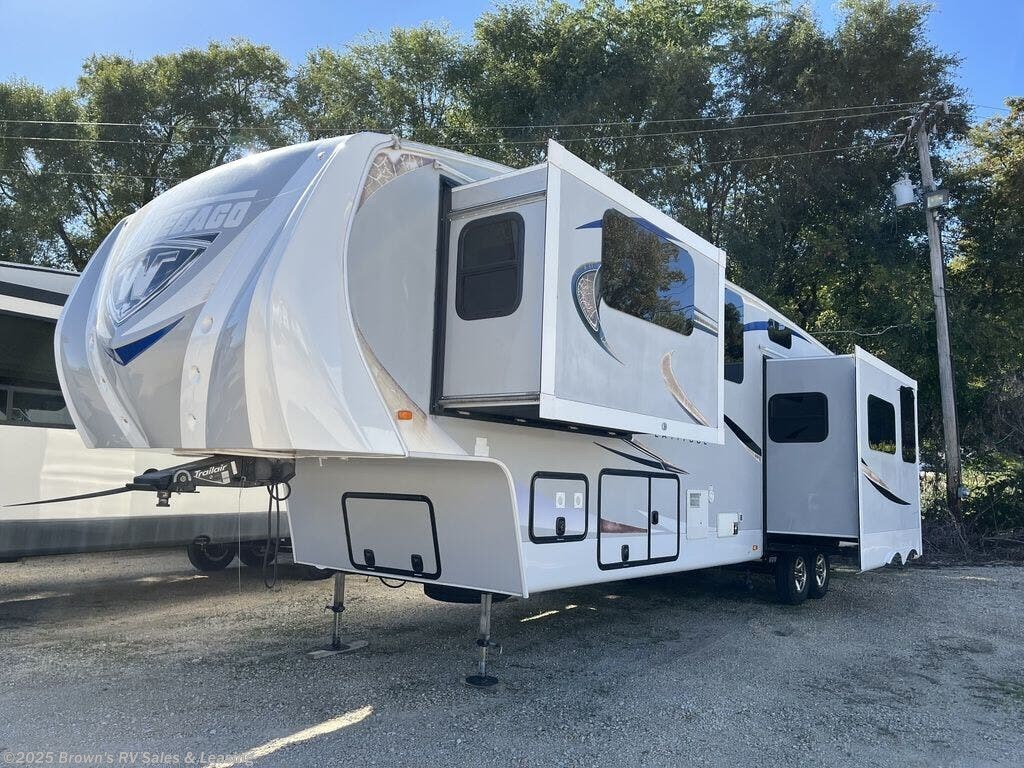 2016 Winnebago Latitude 34RG - Used Fifth Wheel For Sale by Brown's RV Sales & Leasing in Guttenberg, Iowa