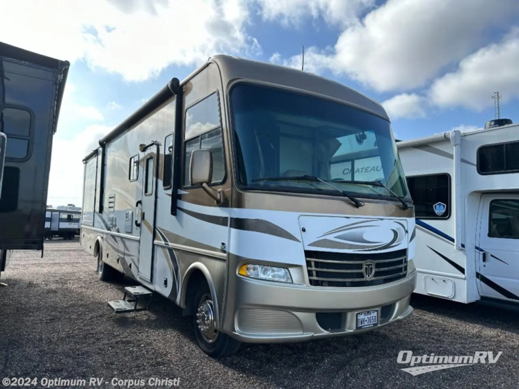 Used 2013 Thor Daybreak 32HD available in Robstown, Texas