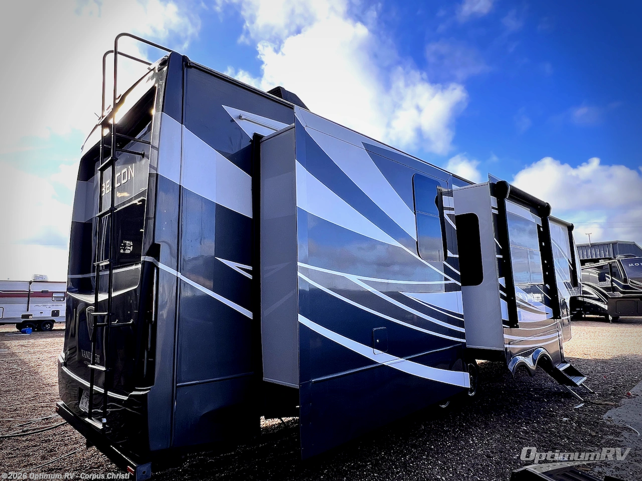 2022 Vanleigh Beacon 41LKB - Used Fifth Wheel For Sale by Optimum RV - Corpus Christi in Robstown, Texas features Slideout, Awning