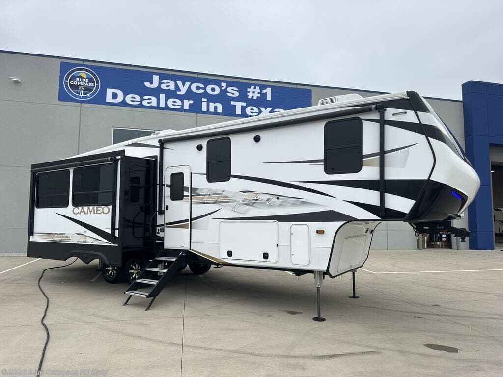 2023 CrossRoads Cameo 3201RL - Used Fifth Wheel For Sale by Blue Compass RV Katy in Katy, Texas