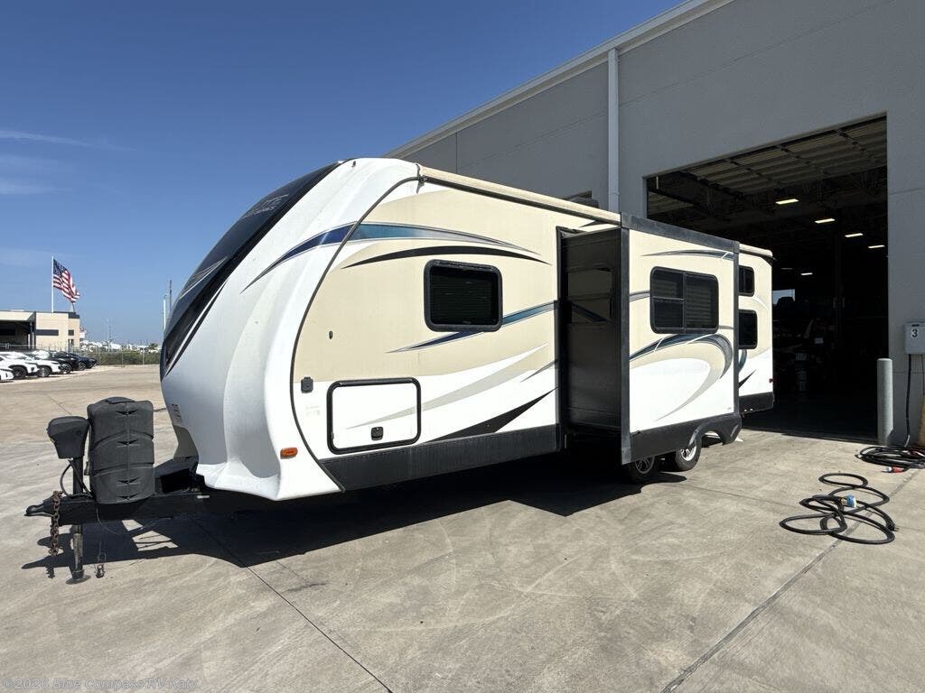 2017 Aerolite Luxury Class 242BHSL by Dutchmen from Blue Compass RV Katy in Katy, Texas