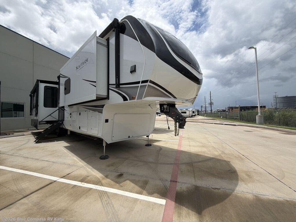 2025 Solitude 417KB by Grand Design from Blue Compass RV Katy in Katy, Texas