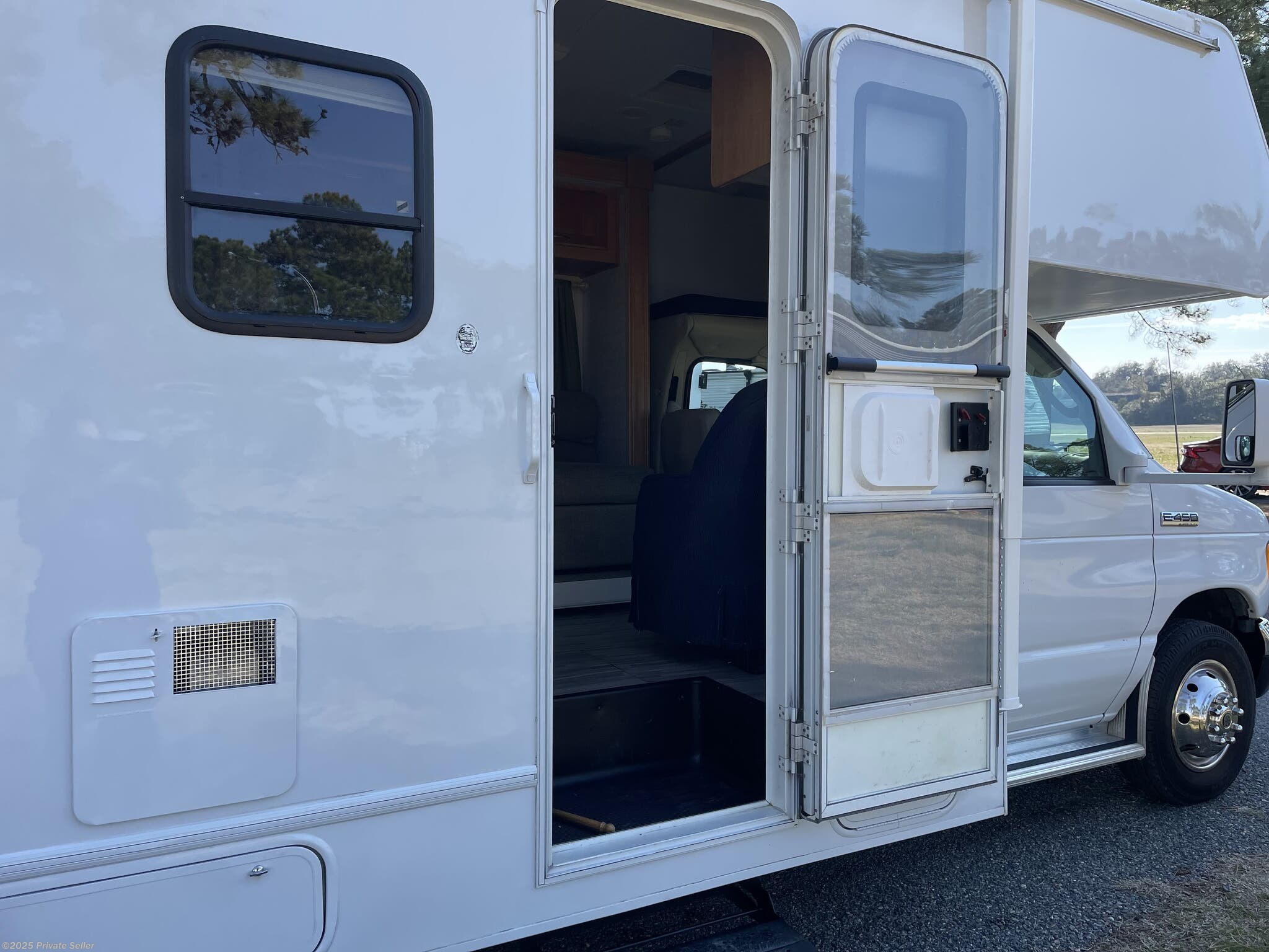 2006 Forest River Sunseeker LE Bunk over cab, super slide out, queen RV