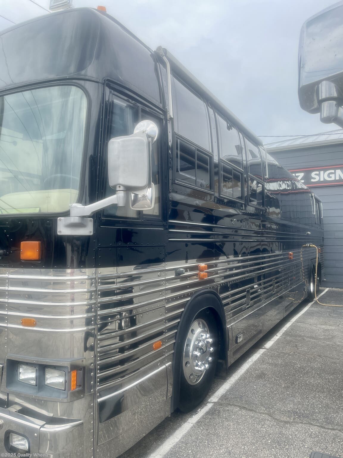 1989 Prevost - Used Class A For Sale by Quality Wheelz in Hot Springs, Arkansas features Microwave, CD Player, Refrigerator, CO Detector, Medicine Cabinet