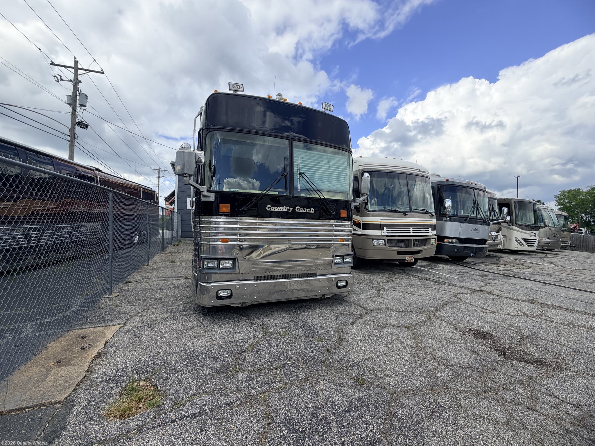 1989 Prevost - Used Class A For Sale by Quality Wheelz in Hot Springs, Arkansas features TV, Toilet, Inverter, Queen Bed, Roof Vents