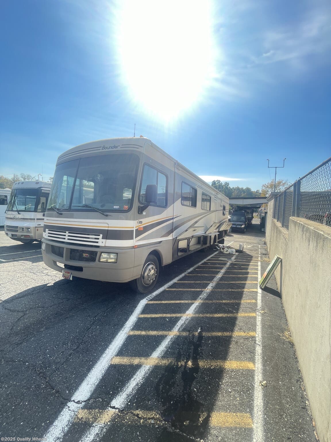 2004 Fleetwood Bounder 35E DEER HUNTER'S SPECIAL