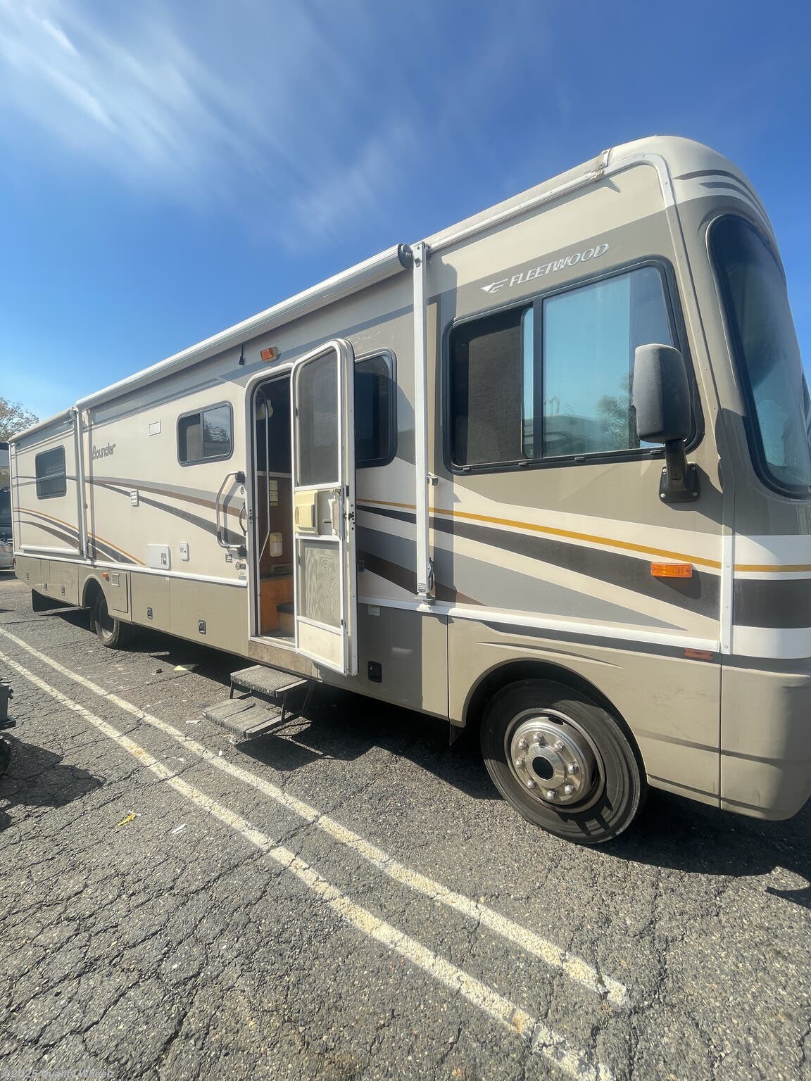 2004 Fleetwood Bounder 35E DEER HUNTER'S SPECIAL - Used Class A For Sale by Quality Wheelz in Hot Springs, Arkansas features Refrigerator, Shower, Auxiliary Battery, Leveling Jacks, Oven