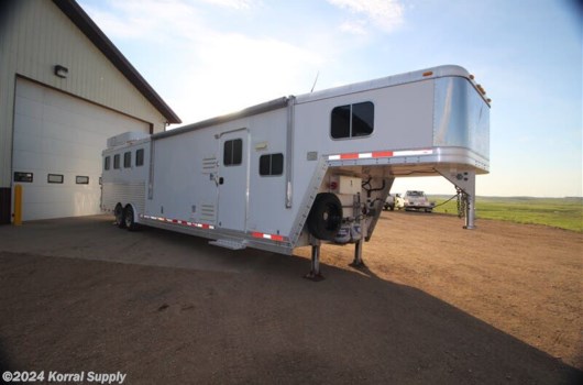 4 Horse Trailer - 2005 Featherlite 4H LQ - Slide Out available Used in Douglas, ND