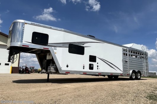5 Horse Trailer - 2023 Merhow 33' STOCK BACK/MIDTACK LQ W/ 10 1/2 FT. SHORT WALL available New in Douglas, ND
