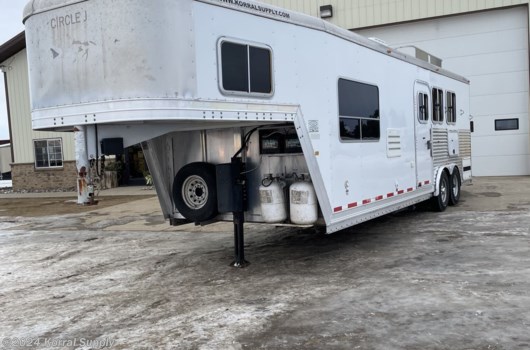 3 Horse Trailer - 2005 Circle J Trailer 3H LQ available Used in Douglas, ND
