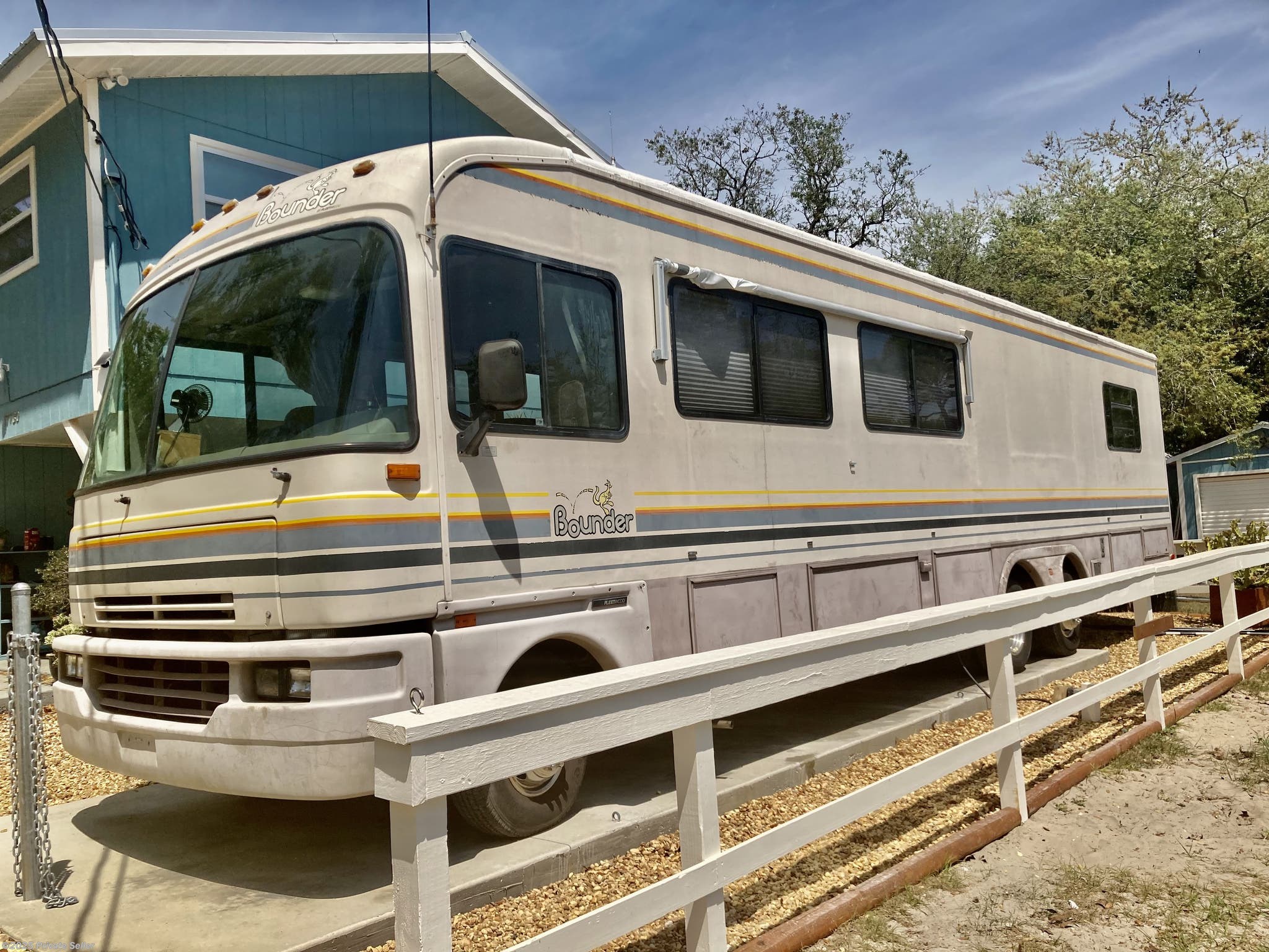 1993 Fleetwood Bounder Queen rear bedroom RV for Sale in Hudson, FL