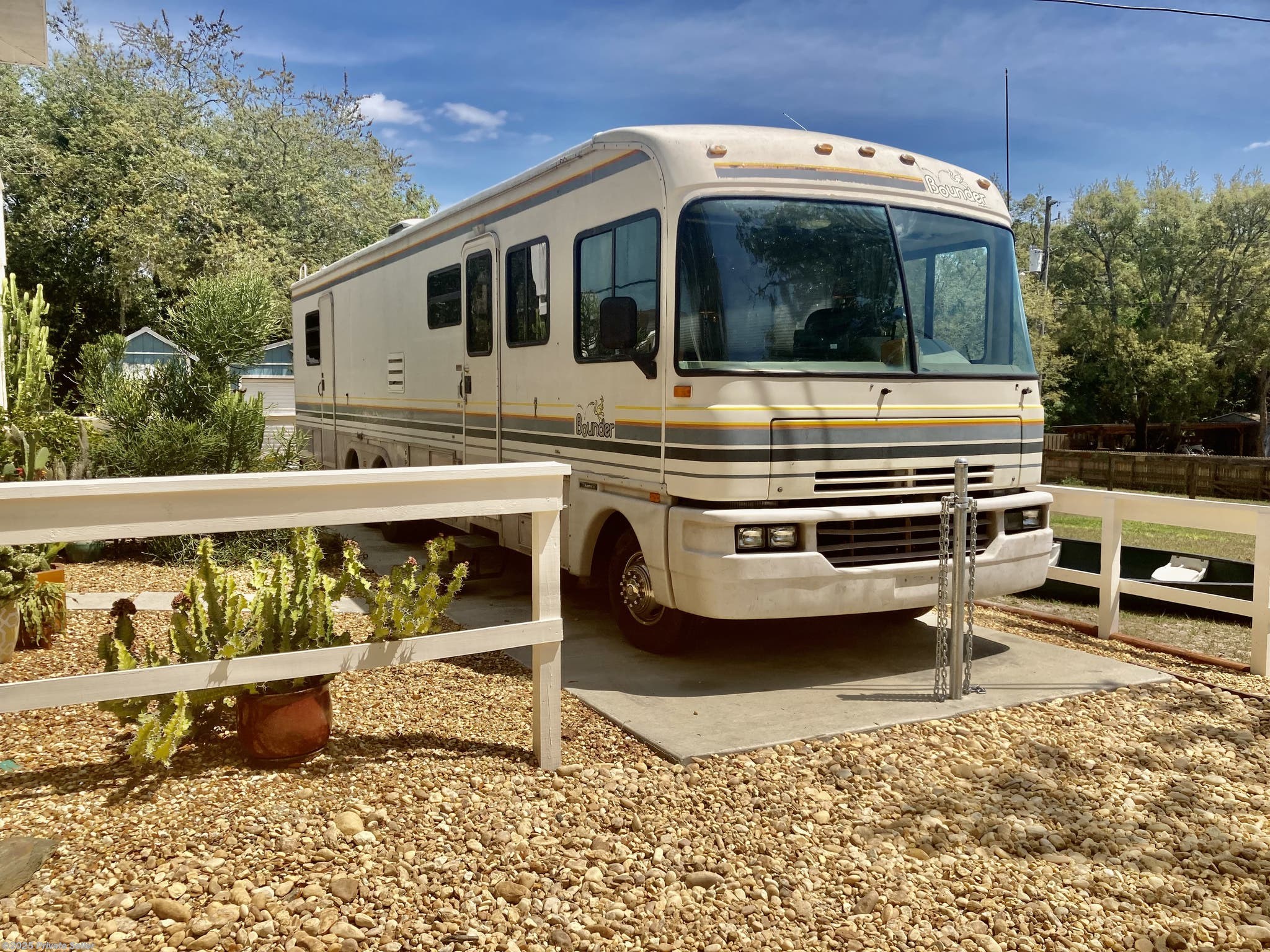 1993 Fleetwood Bounder Queen rear bedroom RV for Sale in Hudson, FL