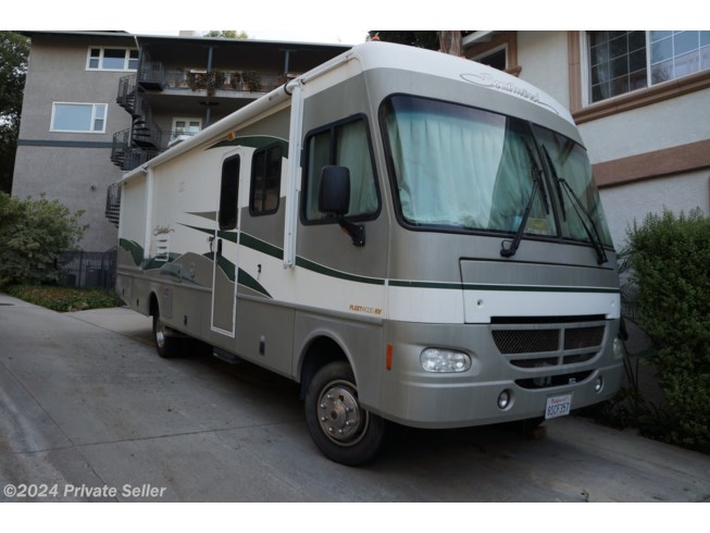 2003 Fleetwood Southwind 2 slid outs one bedroom - Used Class A For Sale by Leyla in Woodland Hills, California