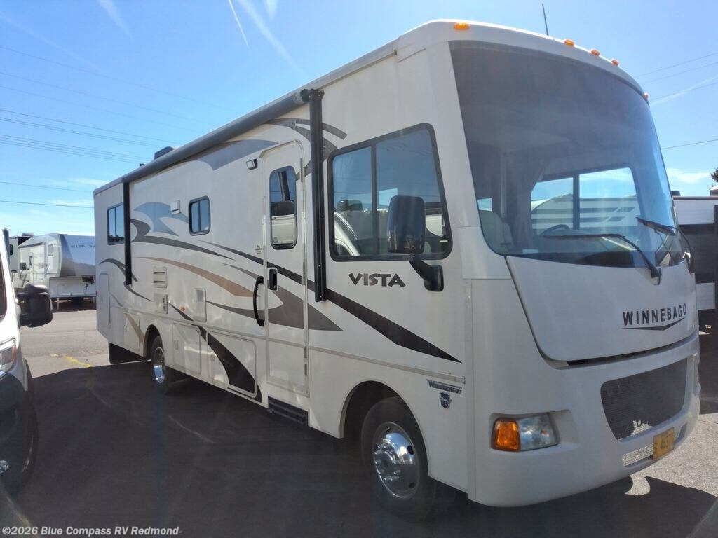 2015 Winnebago Vista 31KE - Used Class A For Sale by Blue Compass RV Redmond in Redmond, Oregon features Slideout