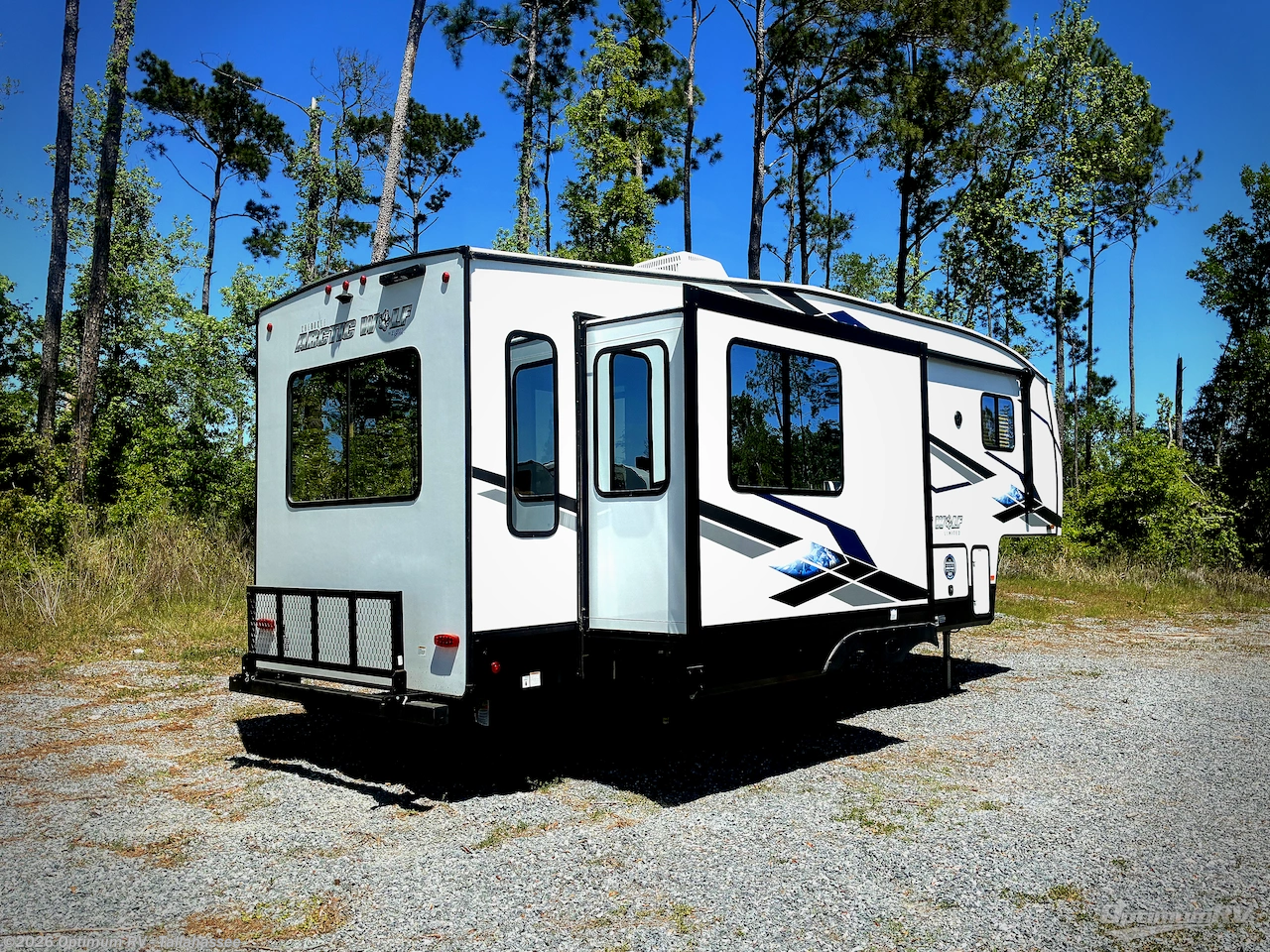 2024 Forest River Cherokee Arctic Wolf 261RK - Used Fifth Wheel For Sale by Optimum RV - Tallahassee in Tallahassee, Florida