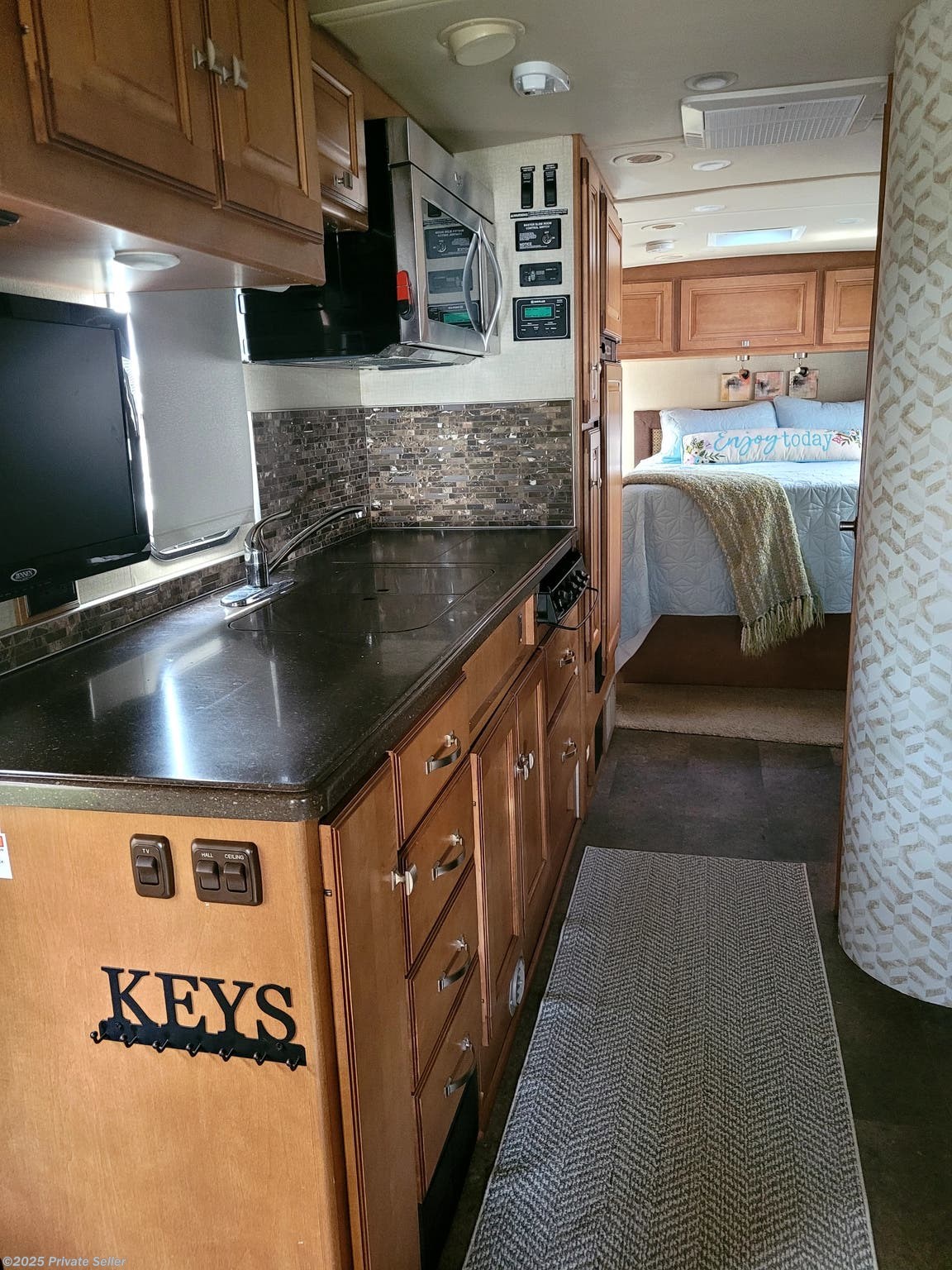 2014 Winnebago Cambria 27K RV for Sale in jensen beach, FL 34957