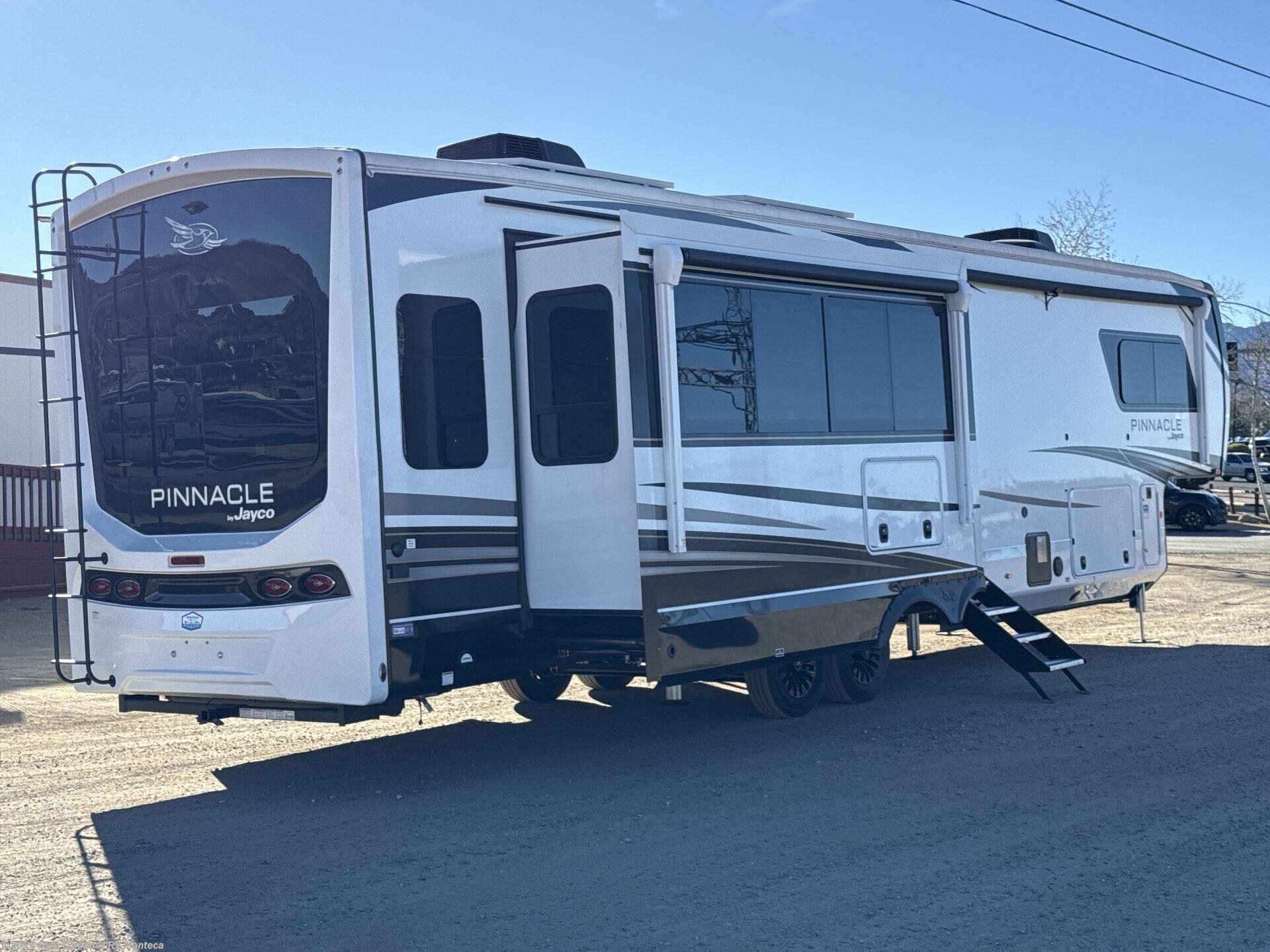 New 2026 Jayco Pinnacle 38SSWS available in Manteca, California