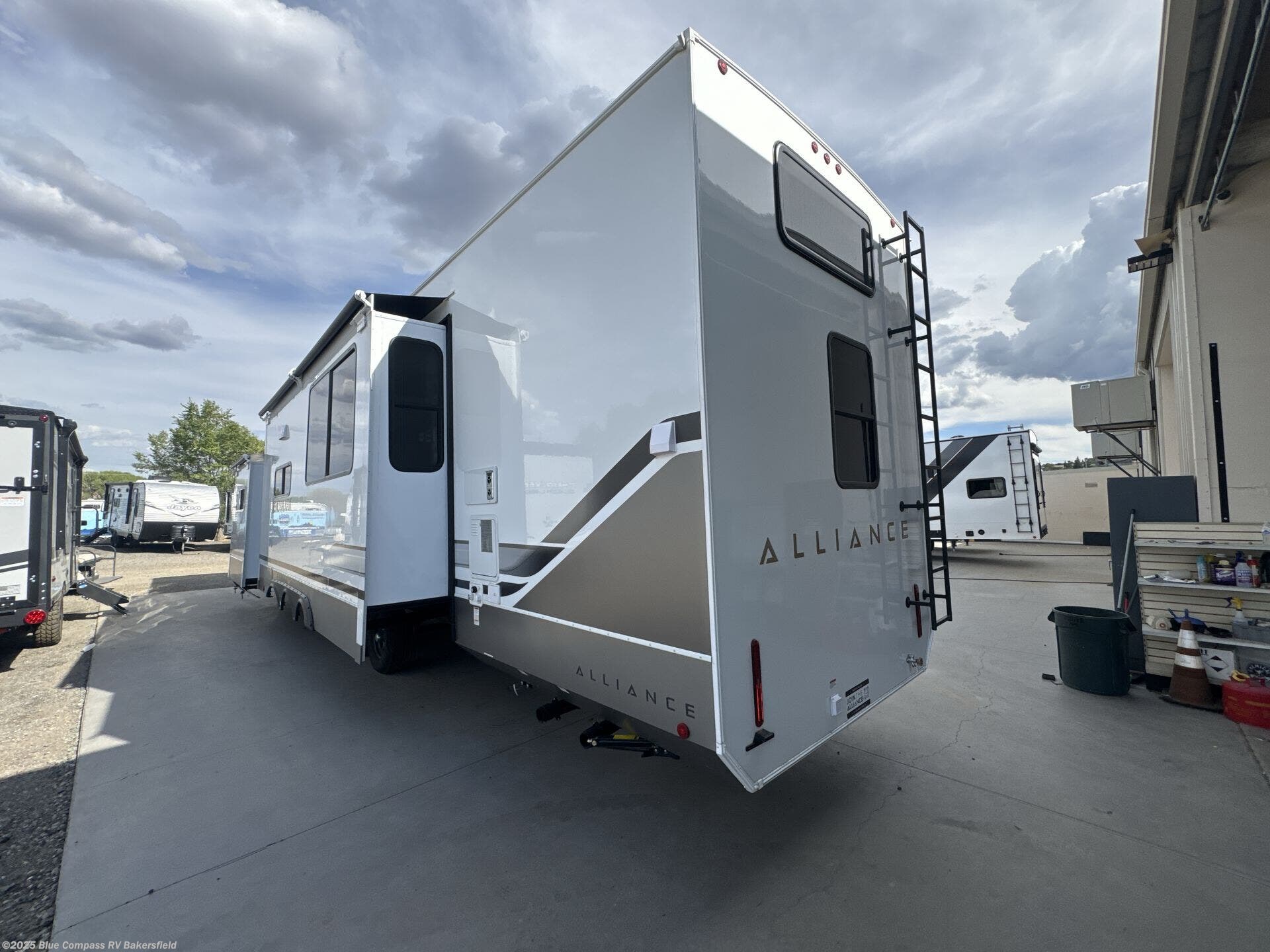 2026 Benchmark 44LFT by Alliance RV from Blue Compass RV Bakersfield in Bakersfield, California