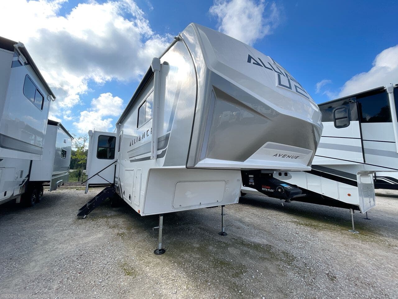 2027 Avenue 32RLS by Alliance RV from Blue Compass RV Bakersfield in Bakersfield, California