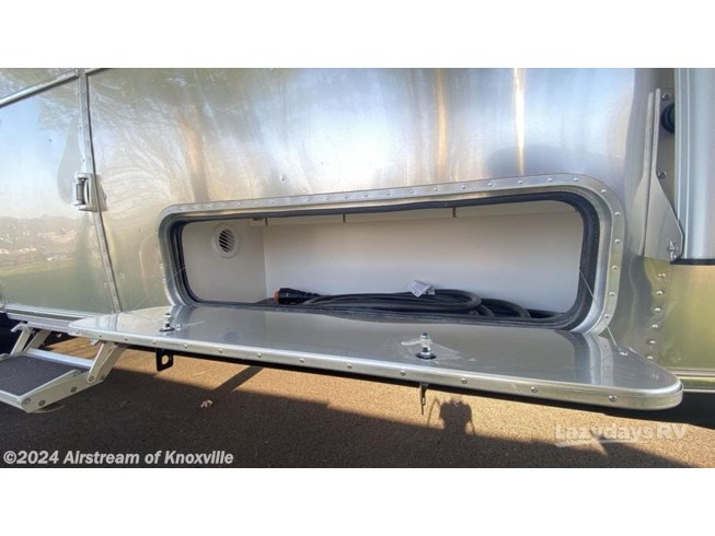 2022 Airstream Classic 33FB - Used Travel Trailer For Sale by Airstream of Knoxville in Knoxville, Tennessee