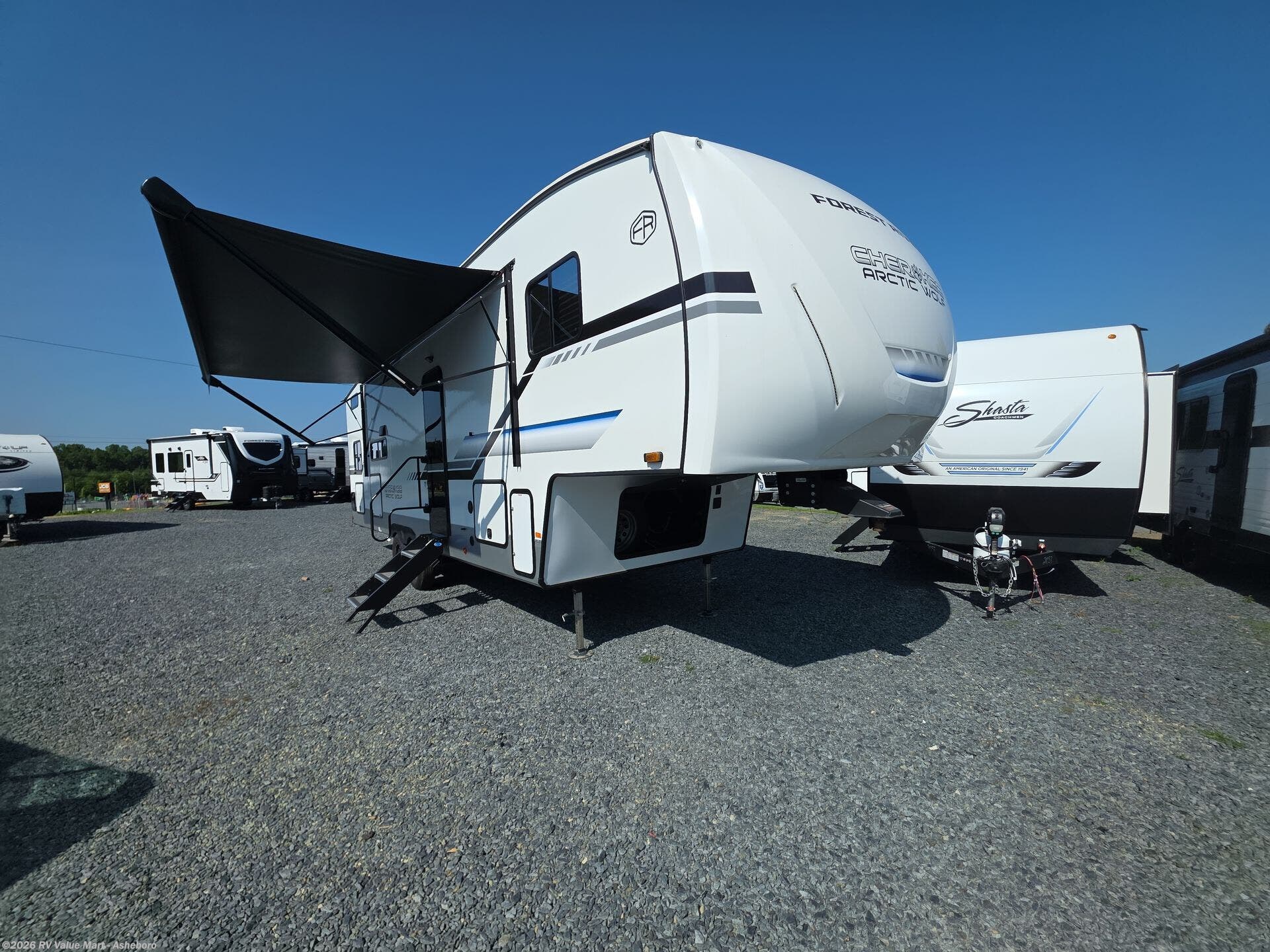 2025 Forest River Cherokee Arctic Wolf 287BH - Used Fifth Wheel For Sale by RV Value Mart - Asheboro in Franklinville, North Carolina