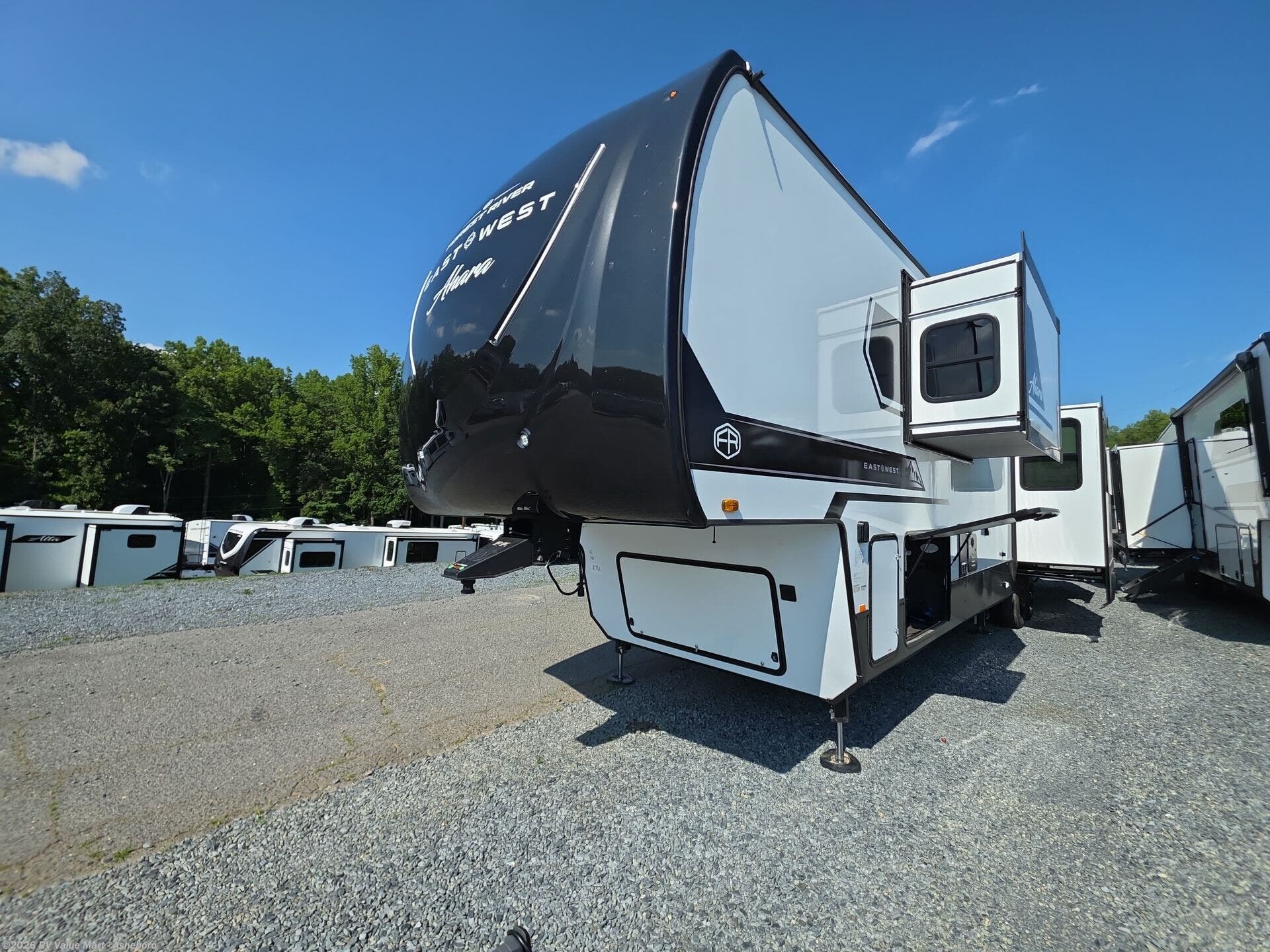 New 2027 East to West Ahara 395FB available in Franklinville, North Carolina