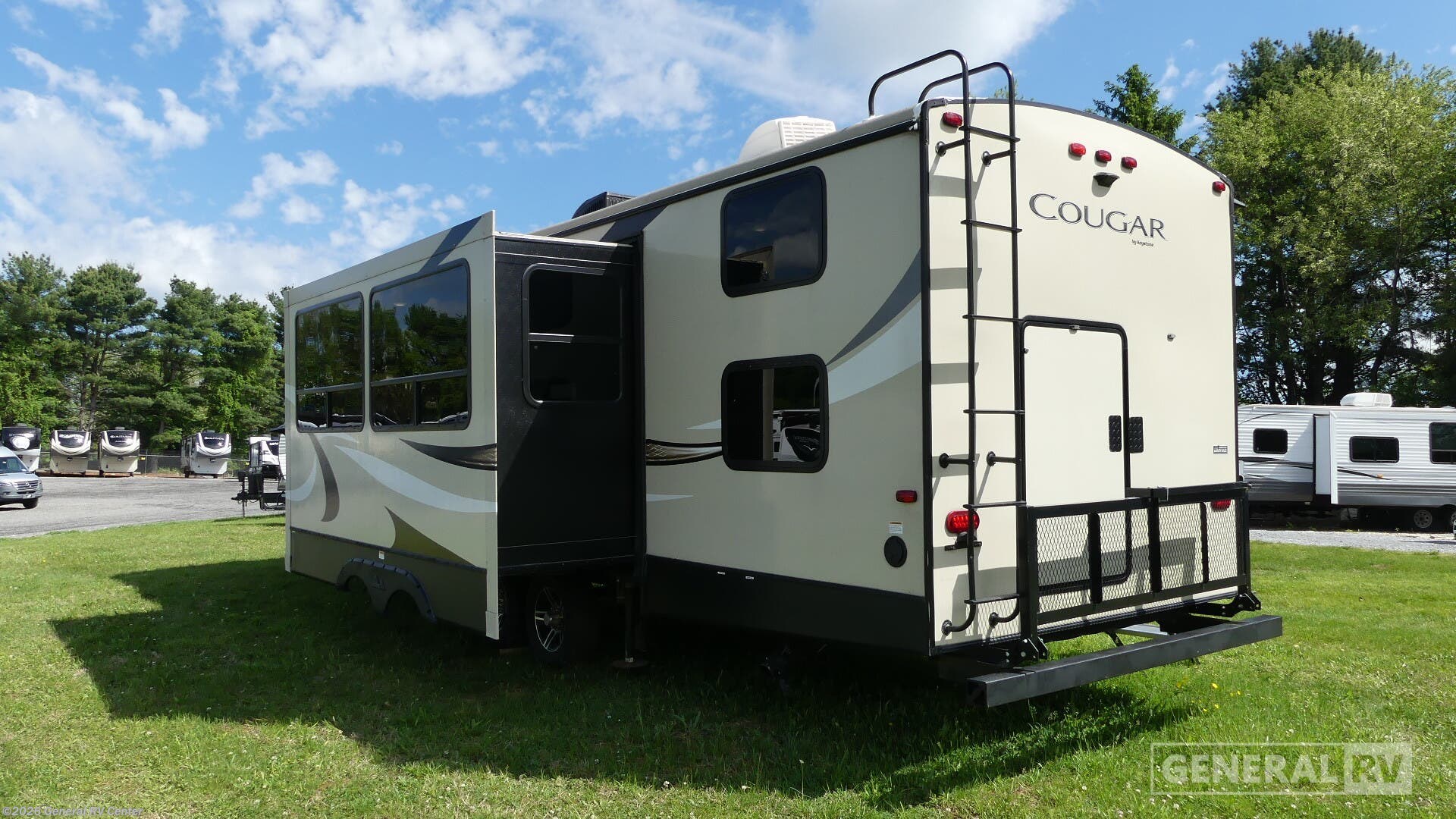 2018 Cougar HALF TON 29BHS by Keystone from General RV Center in West Chester, Pennsylvania