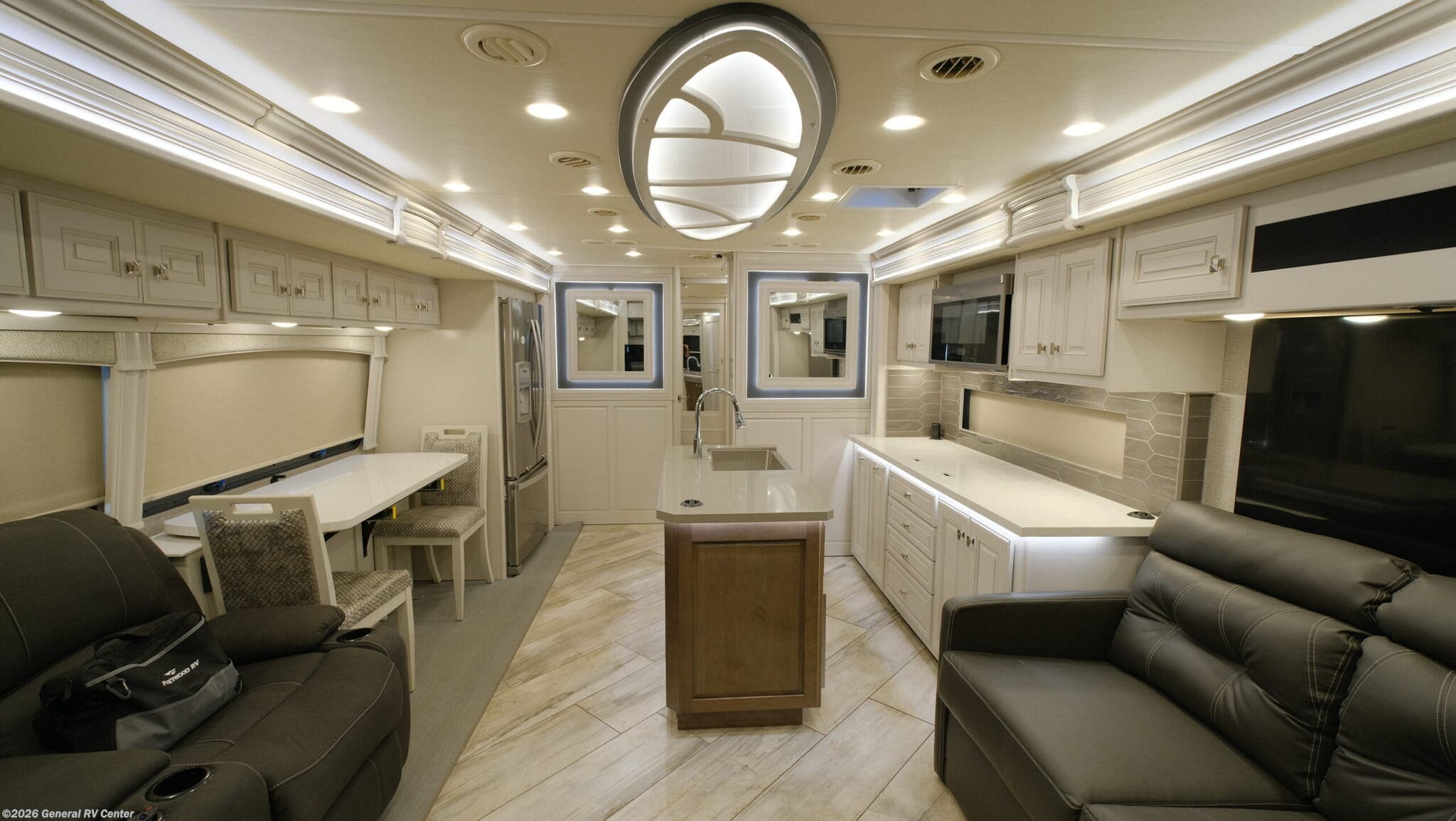 2022 Fleetwood Discovery LXE 36HQ - Used Class A For Sale by General RV Center in Fort Pierce, Florida