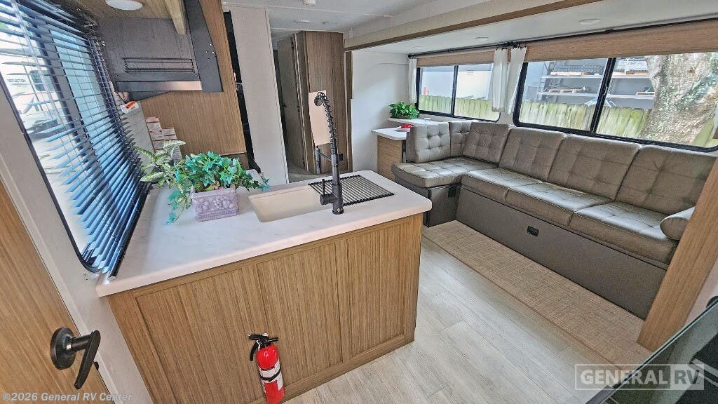 2025 Forest River Salem 31KQBTSX - New Travel Trailer For Sale by General RV Center in Fort Pierce, Florida