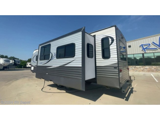 2017 CrossRoads Zinger Z1 27RL - Used Travel Trailer For Sale by RV Depot in Cleburne , Texas