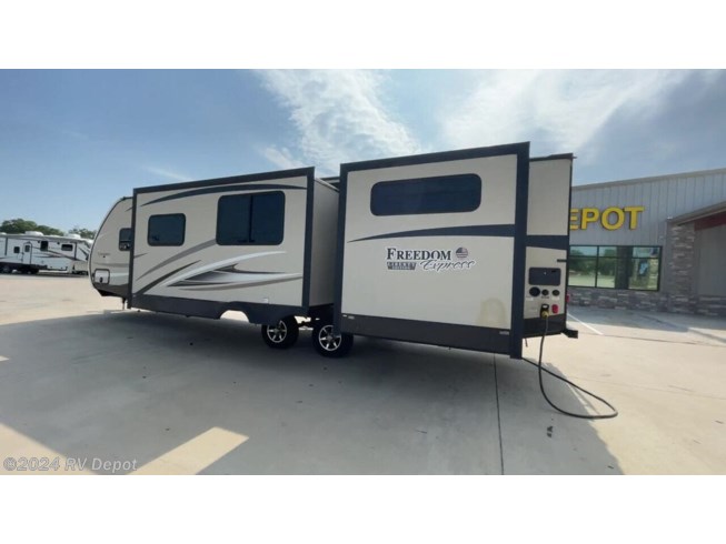 2017 Forest River FREEDOM EXPRESS 320B - Used Travel Trailer For Sale by RV Depot in Cleburne , Texas