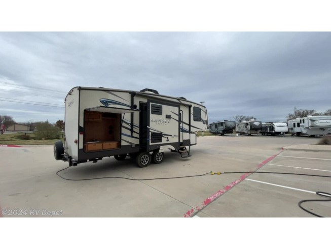2015 CrossRoads Sunset Trail Reserve - Used Fifth Wheel For Sale by RV Depot in Cleburne , Texas