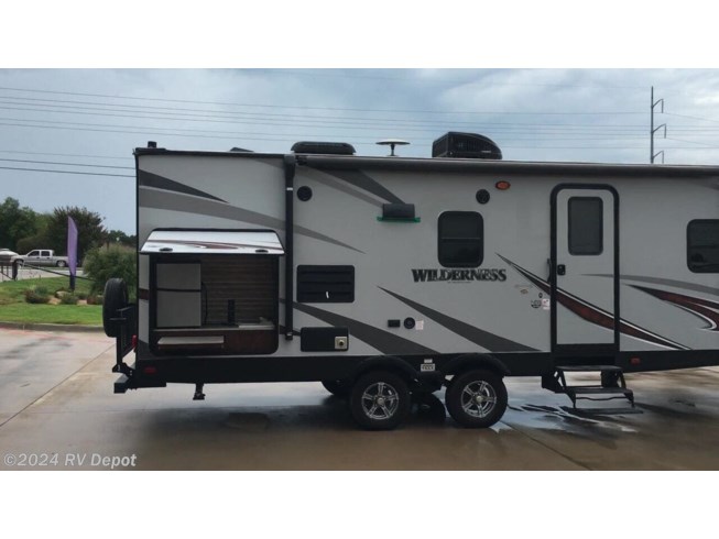 2018 Heartland Wilderness 2450FB - Used Travel Trailer For Sale by RV Depot in Cleburne , Texas