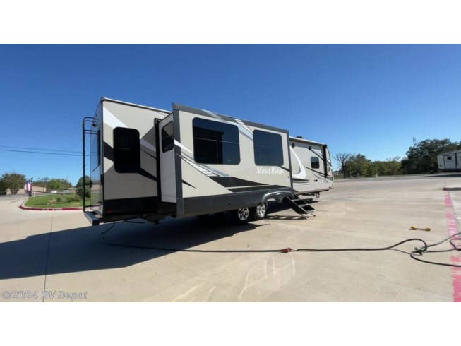2022 Highland Ridge Mesa Ridge 323RLS - Used Travel Trailer For Sale by RV Depot in Cleburne , Texas