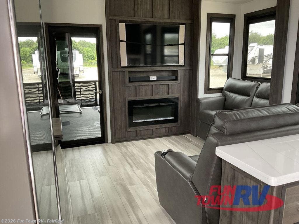 2025 Fuzion 442 by Keystone from Fun Town RV - Fairfield in Fairfield, Texas